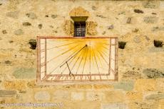 Benedictijner klooster St. Johannes in Müstair - Benedictijner klooster van St. Johannes in Müstair: Een zonnewijzer op muur van de Planta- toren. De versterkte Plantatoren werd gebouwd rond...