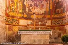 Benedictijner klooster St. Johannes in Müstair - Benedictijner klooster van St. Johannes in Müstair: Het hoogaltaar in de kloosterkerk. Het fresco achter het hoogaltaar van de kerk...