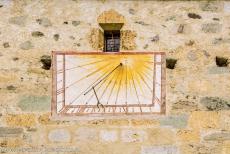 Benedictijnenklooster St. Johannes in Müstair - Deze zonnewijzer bevindt zich op de zuidelijke muur van de Plantatoren. De gefortificeerde toren van het klooster in Müstair werd gebouwd... Benedictijnenklooster St. Johannes in Müstair - Deze zonnewijzer bevindt zich op de zuidelijke muur van de Plantatoren. De gefortificeerde toren van het klooster in Müstair werd gebouwd...