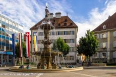 La Chaux-de-Fonds en Le Locle - La Chaux-de-Fonds / Le Locle, de stadsplanning van horlogemakersstadjes: De grote fontein in het centrum van La Chaux-de-Fonds. La Chaux-de-Fonds...