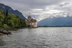 Wijngaardterrassen van de Lavaux - Wijngaardterrassen van Lavaux: Château de Chillon, het Kasteel van Chillon aan het meer van Genève. De wijngaardterrassen van de...