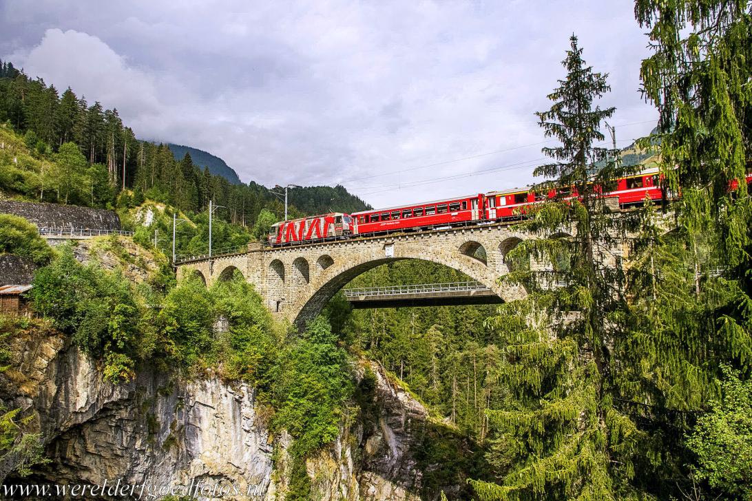 Rhätische Bahn in het Albula / Bernina landschap - Rhätische Bahn in het Albula / Bernina landschap: Het Solisviaduct werd in 1902 gebouwd voor de Rhätische Bahn. Het... Rhätische Bahn in het Albula / Bernina landschap - Rhätische Bahn in het Albula / Bernina landschap: Het Solisviaduct werd in 1902 gebouwd voor de Rhätische Bahn. Het...