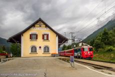 Rhätische Bahn in het Albula / Bernina landschap - Rhätische Bahn in het Albula / Bernina landschap: Een station van de Rhätische Bahn in La Punt Chamues-ch. De Albulaspoorlijn is...