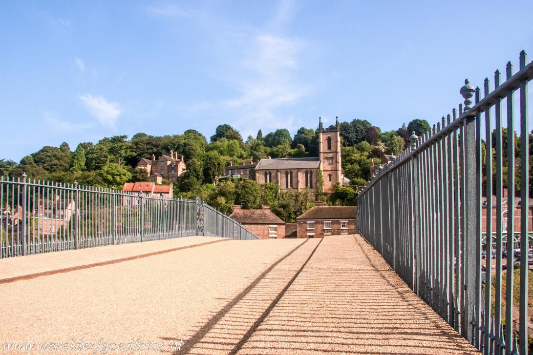 Ironbridge Gorge - De Iron Bridge, op de achtergrond St. Luke's Church in het dorpje Ironbridge. De Iron Bridge is het meest beroemde... Ironbridge Gorge - De Iron Bridge, op de achtergrond St. Luke's Church in het dorpje Ironbridge. De Iron Bridge is het meest beroemde...