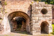 Ironbridge Gorge - Ironbridge Gorge: De Bedlam Furnaces staan in de Ironbridge kloof. De Bedlam Furnaces zijn de overblijfselen van met cokes gestookte... Ironbridge Gorge - Ironbridge Gorge: De Bedlam Furnaces staan in de Ironbridge kloof. De Bedlam Furnaces zijn de overblijfselen van met cokes gestookte...