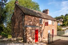 Ironbridge Gorge - Ironbridge Gorge: Het tolhuis van de Iron Bridge bevindt zich aan de zuidkant van de brug. Tot 1950 moesten mensen tol betalen om de brug over te... Ironbridge Gorge - Ironbridge Gorge: Het tolhuis van de Iron Bridge bevindt zich aan de zuidkant van de brug. Tot 1950 moesten mensen tol betalen om de brug over te...