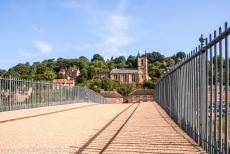 Ironbridge Gorge - De Iron Bridge, op de achtergrond St. Luke's Church in het dorpje Ironbridge. De Iron Bridge is het meest beroemde... Ironbridge Gorge - De Iron Bridge, op de achtergrond St. Luke's Church in het dorpje Ironbridge. De Iron Bridge is het meest beroemde...