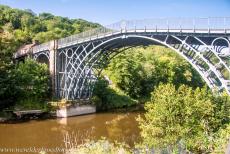 Ironbridge Gorge - Ironbridge Gorge: De Iron Bridge over de rivier de Severn. De Iron Bridge is de eerste brug ter wereld, die van ijzer werd gebouwd. De Iron Bridge... Ironbridge Gorge - Ironbridge Gorge: De Iron Bridge over de rivier de Severn. De Iron Bridge is de eerste brug ter wereld, die van ijzer werd gebouwd. De Iron Bridge...