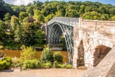 Ironbridge Gorge - Ironbridge Gorge: De Iron Bridge over de rivier de Severn. De Ironbridge Gorge werd gevormd aan het eind van de laatste ijstijd toen... Ironbridge Gorge - Ironbridge Gorge: De Iron Bridge over de rivier de Severn. De Ironbridge Gorge werd gevormd aan het eind van de laatste ijstijd toen...