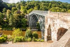 Ironbridge Gorge - Ironbridge Gorge: De Iron Bridge over de rivier de Severn. De Ironbridge Gorge werd gevormd aan het eind van de laatste ijstijd toen...