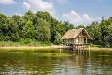 Prehistorische paalwoningen rond de Alpen - Prehistorische paalwoningen rond de Alpen: Deze gereconstrueerde paalwoning staat in het Pfahlbaumuseum in Unteruhldingen aan de...