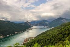 Monte San Giorgio - Monte San Giorgio: Het meer van Lugano, gezien vanaf de berg Monte San Giorgio. De 1097 meter hoge Monte San Giorgio ligt op de grens...