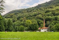 Monte San Giorgio - Monte San Giorgio: Een fabriekje in Meride waar minerale olie uit leisteen van de Monte San Giorgio werd gewonnen. Het fabriekje staat aan de...