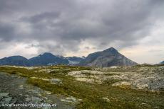 Tektonisch landschap van Sardona - Tektonisch landschap van Sardona: Piz Segnes, de Piz Sardona en de Trinserhorn gezien vanaf bergstation Cassons, onder de bergtoppen is de...