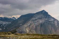 Tektonisch landschap van Sardona - Tektonisch landschap van Sardona: De 3028 m hoge Trinserhorn, ook Piz Dolf genoemd. De Piz Sardona is de kleine, spitse top links naast de...