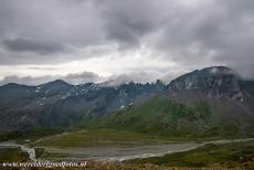 Tektonisch landschap van Sardona - Tektonisch landschap van Sardona: De Tschingelhörner en Piz Segnes in de Glarner Alpen. Op de helling van de 3098 meter hoge Piz Segnes is de...