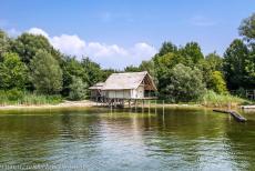 Prehistorische paalwoningen rond de Alpen - Prehistorische paalwoningen rond de Alpen: Deze gereconstrueerde rieten paalwoning staat in het Pfahlbaumuseum in Unteruhldingen aan de... Prehistorische paalwoningen rond de Alpen - Prehistorische paalwoningen rond de Alpen: Deze gereconstrueerde rieten paalwoning staat in het Pfahlbaumuseum in Unteruhldingen aan de...
