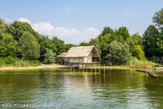 Prehistorische paalwoningen rond de Alpen - Prehistorische paalwoningen rond de Alpen: Deze gereconstrueerde rieten paalwoning staat in het Pfahlbaumuseum in Unteruhldingen aan de...