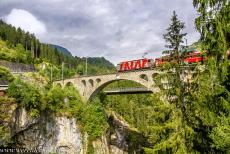 Rhätische Bahn in het Albula / Bernina landschap - Rhätische Bahn in het Albula / Bernina landschap: Het Solisviaduct werd in 1902 gebouwd over de rivier de Albula bij Solis,...
