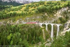 Rhätische Bahn in het Albula / Bernina landschap - Rhätische Bahn in het Albula / Bernina landschap: Een trein op het Landwasserviaduct nabij het bergdorp Filisur. Naast de treinen...