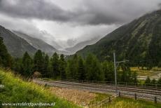Rhätische Bahn in het Albula / Bernina landschap - Rhätische Bahn in het Albula / Bernina landschap: De Montebello Curve waar de Berninalijn de weg over de Berninapas kruist, op...