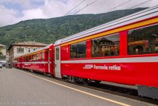 Rhätische Bahn in het Albula / Bernina landschap - Rhätische Bahn in het Albula / Bernina landschap: Het treinstation van het Italiaanse stadje Tirano, het eindpunt van de...