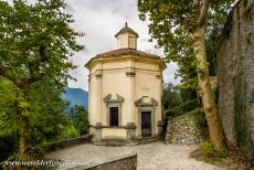 Sacri Monti van Piemonte en Lombardije - De heilige bergen (Sacri Monti) van Piemonte en Lombardije: De Maria Hemelvaartkapel op de Sacro Monte di Ossuccio, de Heilige Berg van Ossuccio....