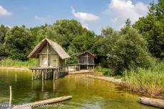 Prehistorische paalwoningen rond de Alpen - Prehistorische paalwoningen rond de Alpen: Het Hornstaad huis en het Arbon huis (rechts). Het Hornstaad huis...