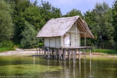 Prehistorische paalwoningen rond de Alpen - Prehistorische paalwoningen rond de Alpen: Het gereconstrueerde neolithische Hornstaadhuis in Unteruhldingen aan de Bodensee. Het...