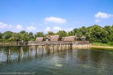 Prehistorische paalwoningen rond de Alpen - Prehistorische paalwoningen rond de Alpen: Dit gereconstrueerde prehistorische dorpje met paalwoningen ligt in het Pfahlbaumuseum...