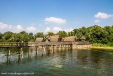 Prehistorische paalwoningen rond de Alpen - Prehistorische paalwoningen rond de Alpen: Dit gereconstrueerde prehistorische dorpje met paalwoningen ligt in het Pfahlbaumuseum...