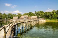 Prehistorische paalwoningen rond de Alpen - Prehistorische paalwoningen rond de Alpen: Gereconstrueerde prehistorische paalwoningen in Unteruhldingen. Het gereconstrueerde dorp uit...