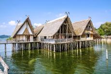 Prehistorische paalwoningen rond de Alpen - Prehistorische paalwoningen rond de Alpen: Dit dorp met prehistorische paalwoningen werd gereconstrueerd volgens artefacten, die werden...