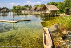 Prehistorische paalwoningen rond de Alpen - Prehistorische paalwoningen rond de Alpen: Gereconstrueerde prehistorische paalwoningen, de paalwoningen zijn te zien in het Pfahlbaumuseum...