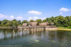 Prehistorische paalwoningen rond de Alpen - Prehistorische paalwoningen rond de Alpen: Dit gereconstrueerde prehistorische dorpje met paalwoningen ligt in het Pfahlbaumuseum in...