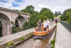 Pontcysyllte Aquaduct - Chirk Aquaduct: Een narrowboat op het Llangollen Canal, rechts de ingang naar de Chirk Tunnel, waar het kanaal een stuk ondergronds gaat. Het...
