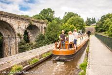 Pontcysyllte Aquaduct - Chirk Aquaduct: Een narrowboat op het Llangollen Canal, rechts de ingang naar de Chirk Tunnel, waar het kanaal een stuk ondergronds gaat. Het...