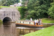 Pontcysyllte Aquaduct - Een narrowboat op het Llangollen Canal voor de ingang van de Chirk Tunnel. De smalle tunnel werd ontworpen en gebouwd voor een enkele...