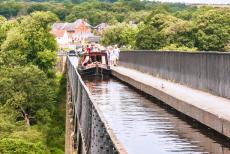 Pontcysyllte Aquaduct - Een narrowboat vaart door het Llangollen Canal over het Pontcysyllte Aquaduct, ernaast lopen mensen via het jaagpad over het...