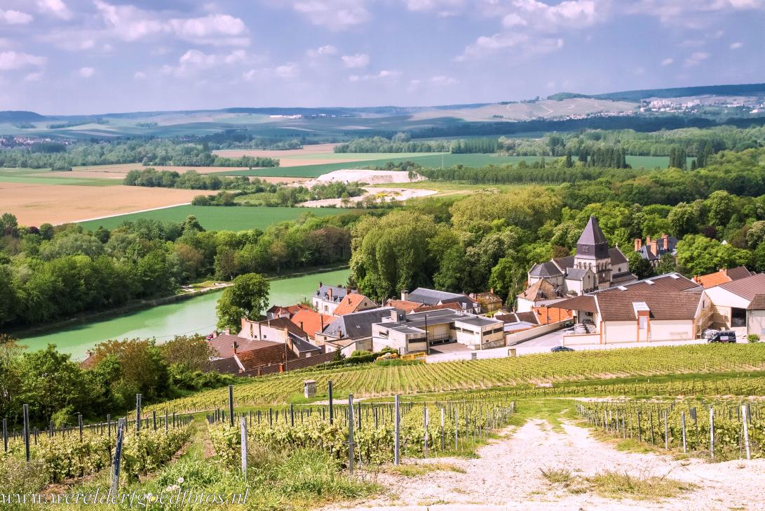 Champagnestreek, heuvels, wijnhuizen en kelders - Heuvels, wijnhuizen en kelders van de Champagne wijnstreek: &nbsp; Het dorp Mareuil-sur-A&yuml; gezien vanaf de 180 meter hoge Mont du Gruguet, de...