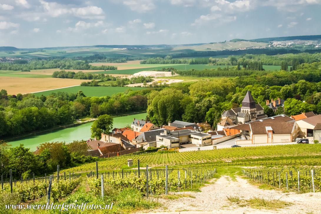Champagnestreek, heuvels, wijnhuizen en kelders - Heuvels, wijnhuizen en kelders van de Champagne wijnstreek:   Het dorp Mareuil-sur-Aÿ gezien vanaf de 180 meter hoge Mont du Gruguet, de...