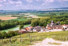 Champagnestreek, heuvels, wijnhuizen en kelders - Heuvels, wijnhuizen en kelders van de Champagne wijnstreek: &nbsp; Het dorp Mareuil-sur-A&yuml; gezien vanaf de 180 meter hoge Mont du Gruguet, de...