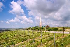 Champagnestreek, heuvels, wijnhuizen en kelders - Heuvels, wijnhuizen en kelders van de Champagne wijnstreek:&nbsp;Een standbeeld van de Madonna met Kind op Mont du Gruguet in Mareuil-sur-A&yuml;;...