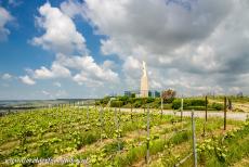 Champagnestreek, heuvels, wijnhuizen en kelders - Heuvels, wijnhuizen en kelders van de Champagne wijnstreek: Een standbeeld van de Madonna met Kind op Mont du Gruguet in Mareuil-sur-Aÿ,...