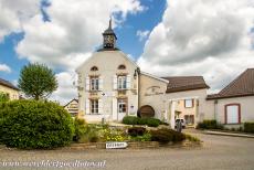 Champagnestreek, heuvels, wijnhuizen en kelders - Heuvels, wijnhuizen en kelders van de Champagne wijnstreek:   Een champagnehuis in het dorpje Hautvillers in de Champagnestreek, het dorp...