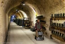 Champagnestreek, heuvels, wijnhuizen en kelders - Heuvels, wijnhuizen en kelders van de Champagne wijnstreek: &nbsp; Onder&nbsp;Epernay ligt een doolhof van 120 km aan tunnels en kelders. De door...