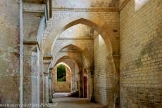 Cisterci&euml;nzer Abdij van Fontenay - Cisterci&euml;nzer abdij van Fontenay:&nbsp;Een doorgang naar de abdijkerk.&nbsp;De&nbsp;gebouwen van de&nbsp;abdij zijn bijna&nbsp;allemaal...