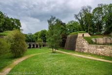 Vestingwerken van Vauban, Citadel van Longwy - De vestingwerken van Vauban: De brede en diepe droge gracht rond&nbsp;de citadel van Longwy. De citadel ligt strategisch nabij&nbsp;het...