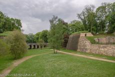 Vestingwerken van Vauban - De vestingwerken van Vauban: De brede en diepe droge gracht rond de citadel van Longwy. De citadel ligt strategisch nabij het...