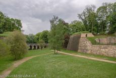 Vestingwerken van Vauban, Citadel van Longwy - De vestingwerken van Vauban: De brede en diepe droge gracht rond de citadel van Longwy. De citadel ligt strategisch nabij het...